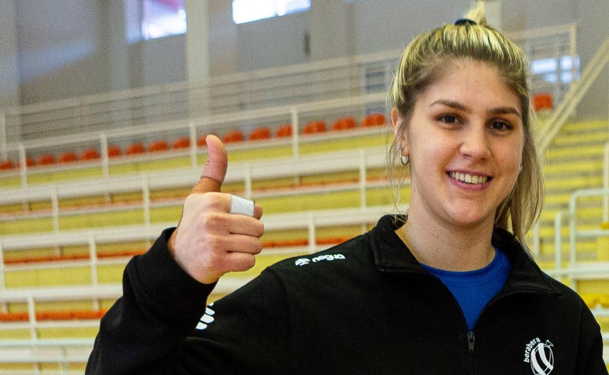 Karsten posa sonriente en el polideportivo de Bidebieta. 