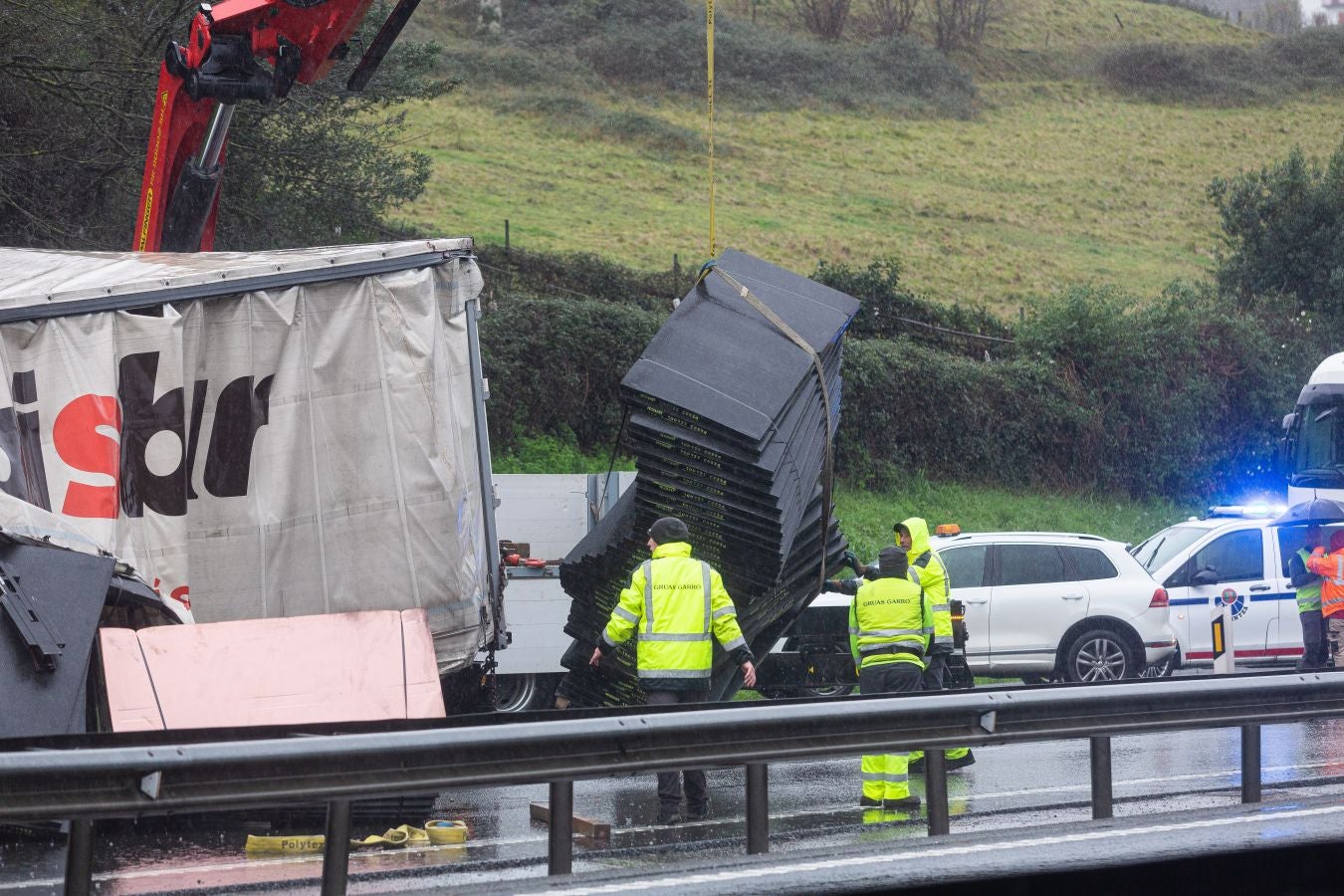 Fotos: Retenciones en la N-I por el vuelco de un camión