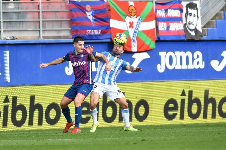 Fotos: El Eibar se hace más líder