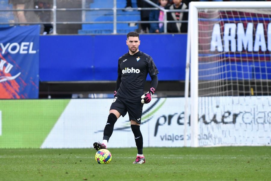 Fotos: El Eibar se hace más líder