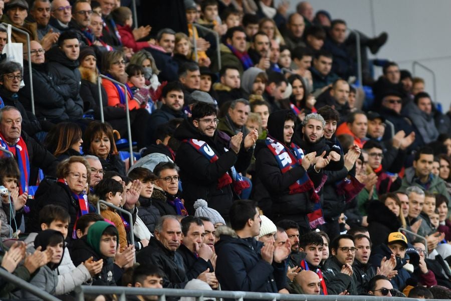 Fotos: El Eibar se hace más líder