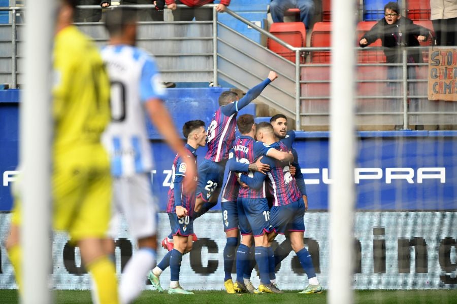 Fotos: El Eibar se hace más líder