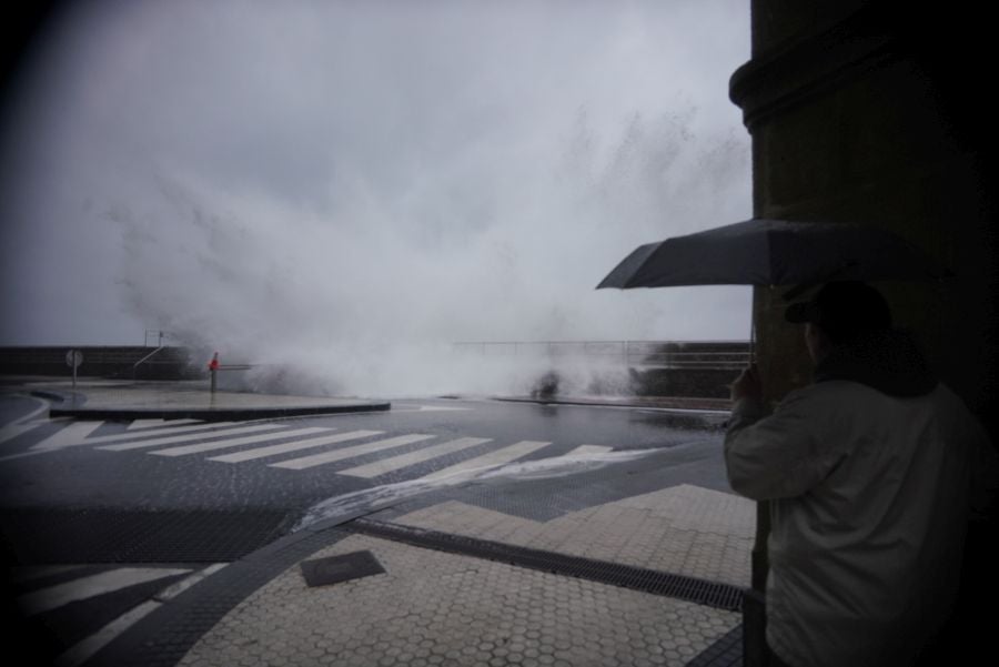 Fotos: Jornada desapacible con lluvia, viento y oleaje