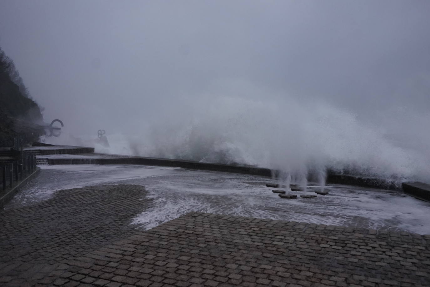 Fotos: Jornada desapacible con lluvia, viento y oleaje