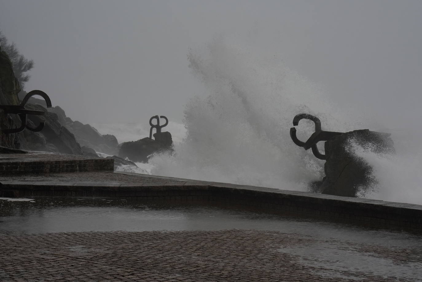 Fotos: Jornada desapacible con lluvia, viento y oleaje