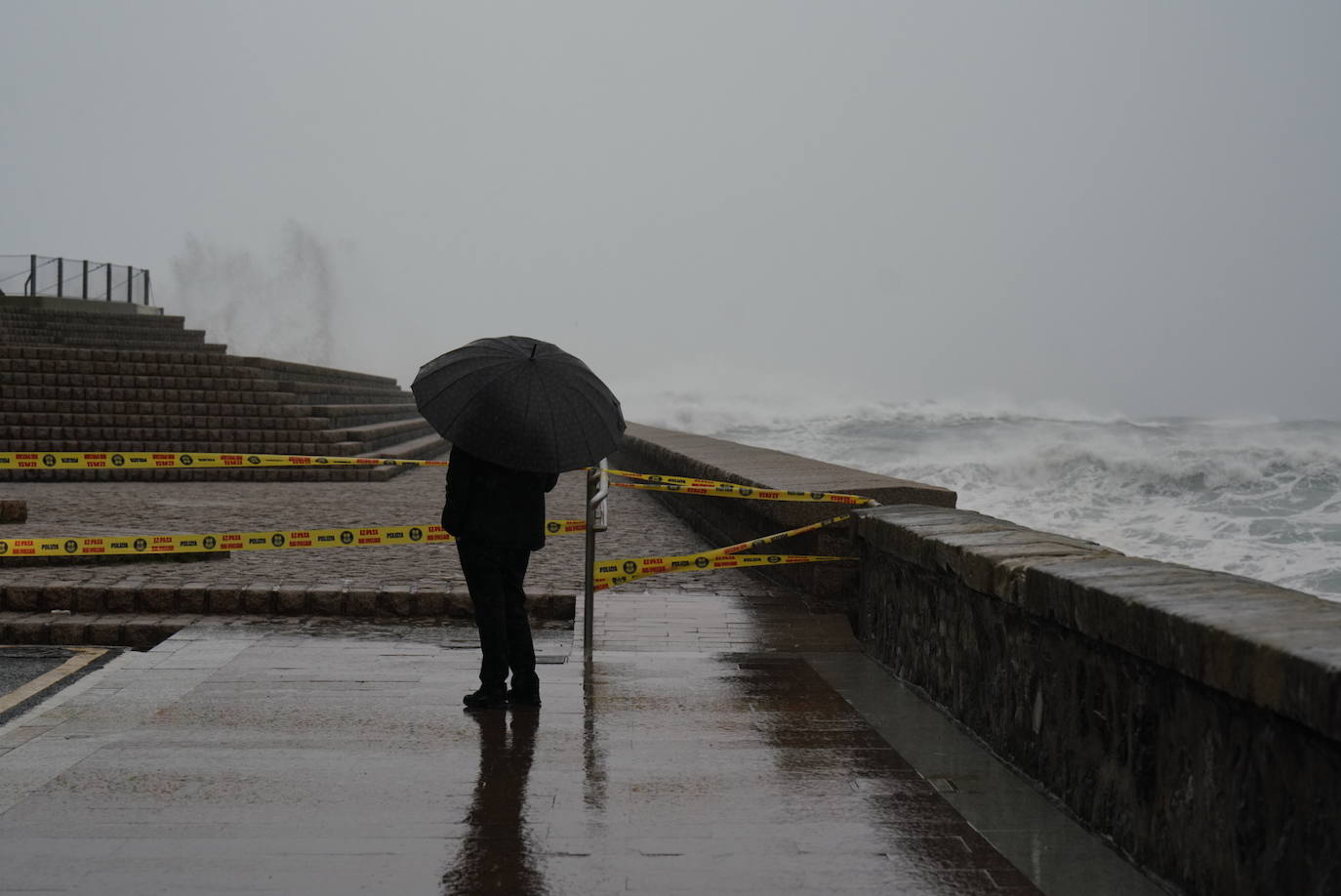 Fotos: Jornada desapacible con lluvia, viento y oleaje