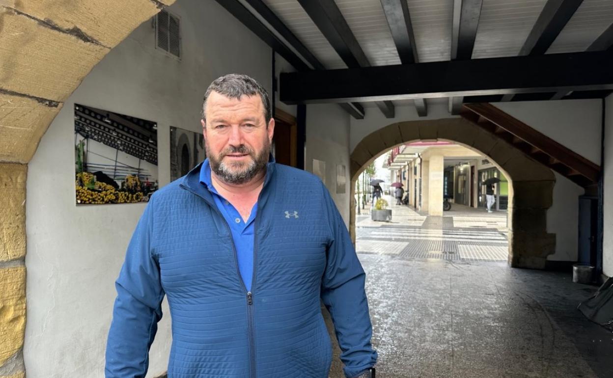 Norberto en el exterior de la sede de la Cofradía de Pescadores de Hondarribia. 