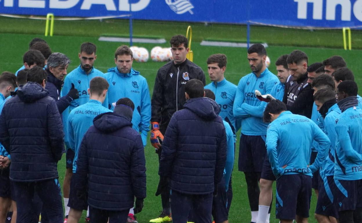 Imanol se dirige a sus jugadores durante el entrenamiento de este lunes. 