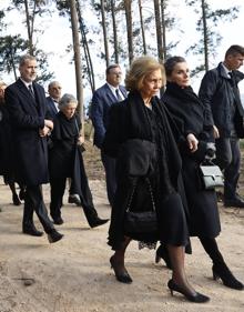 Imagen secundaria 2 - La reina Sofía llegó a la catedral metropolitana de Atenas acompañada de Don Juan Carlos, las infantas Elena y Cristina y sus nietos. Posteriormente, los Reyes asistieron al funeral así como al cementerio real de Tatoi. 