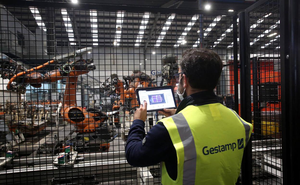 Un trabajador del sector de la automoción.