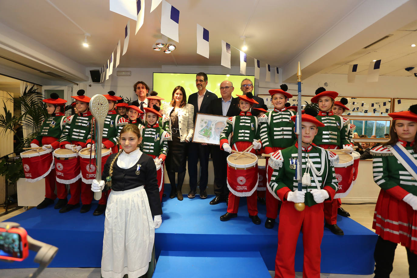 DV rindió homenaje a los Tambores de Oro de Donostia.