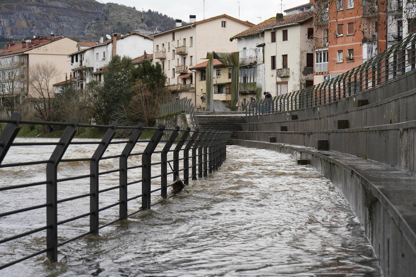 Efectos del temporal en Andoain, llevando el río Oria al límite.