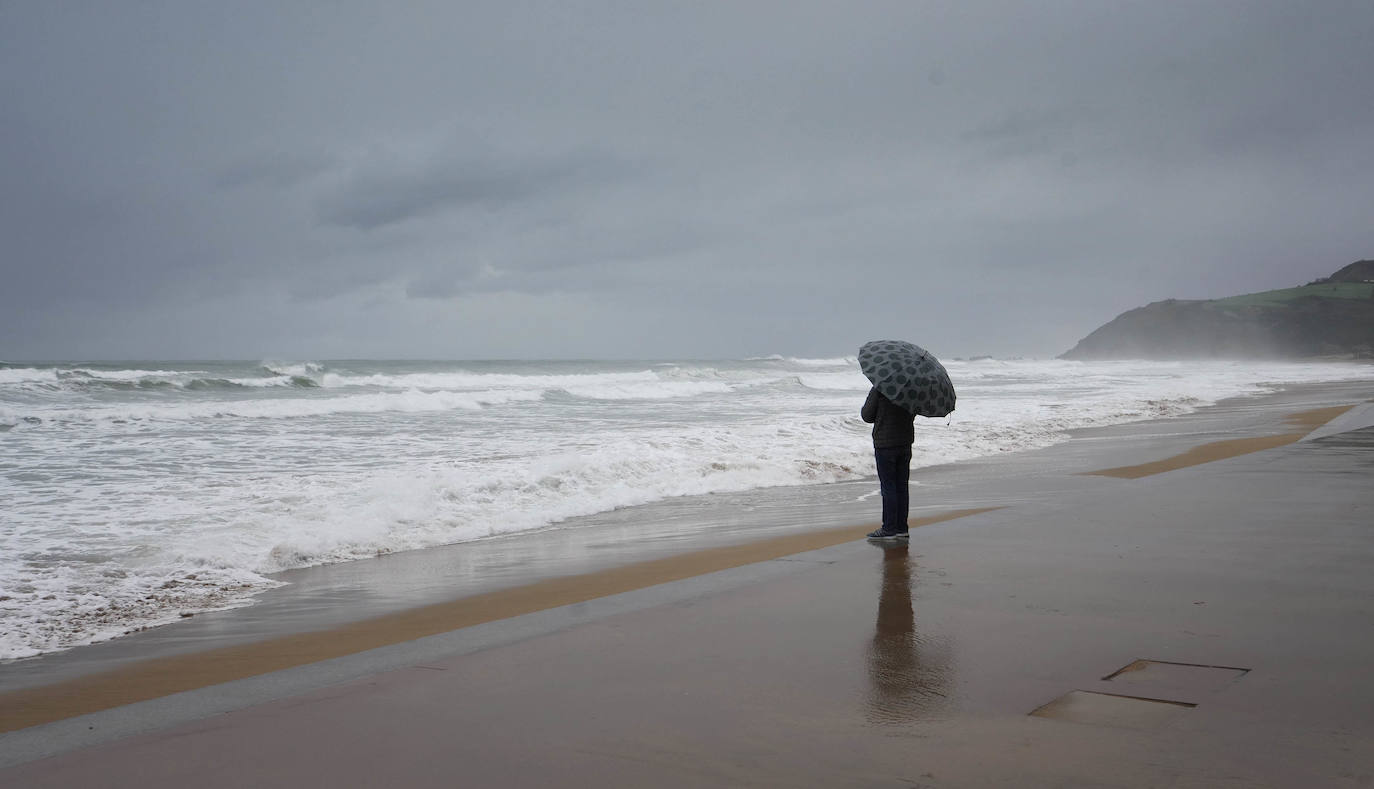 Algunos no han querido perderse la oportunidad de ver el mar embrutecido.