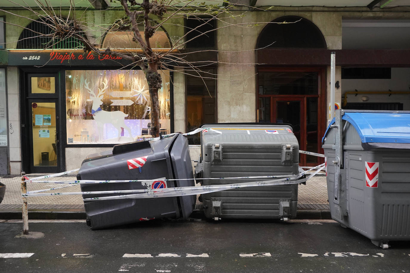El viento también ha echado contenedores al suelo.