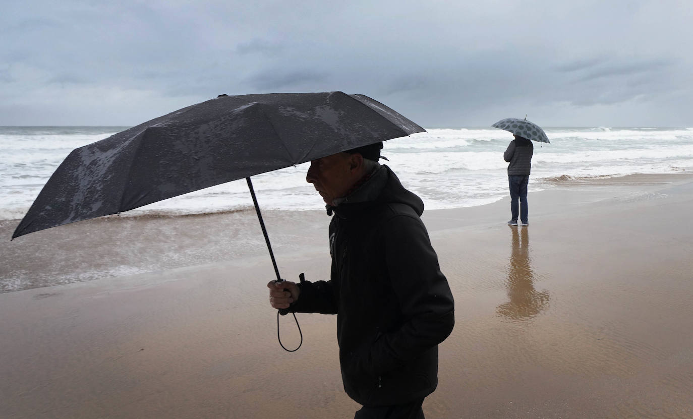 Algunos han dado un paseo por la playa, bien provistos con abrigo y paraguas.