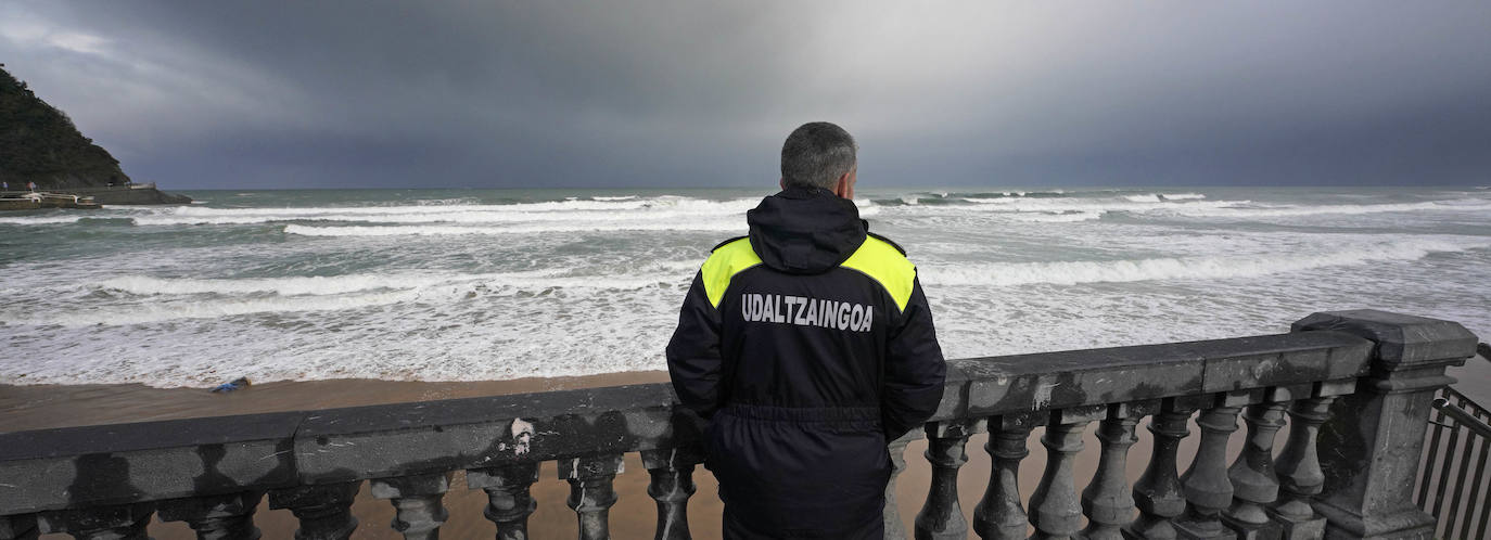 La policía municipal de Zarautz controla la playa y sus alrededores.