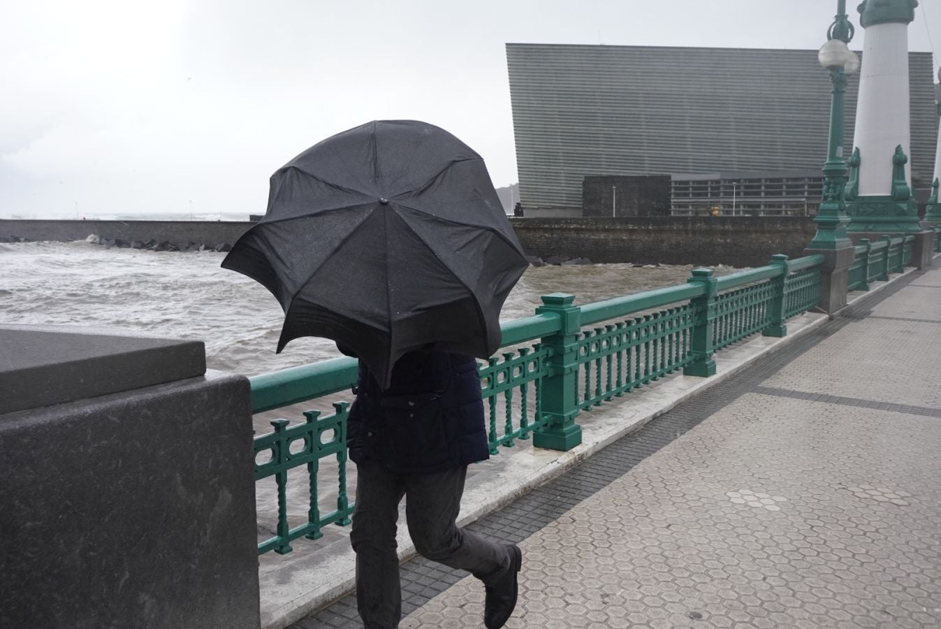 Temporal de lluvia y viento en Donostia
