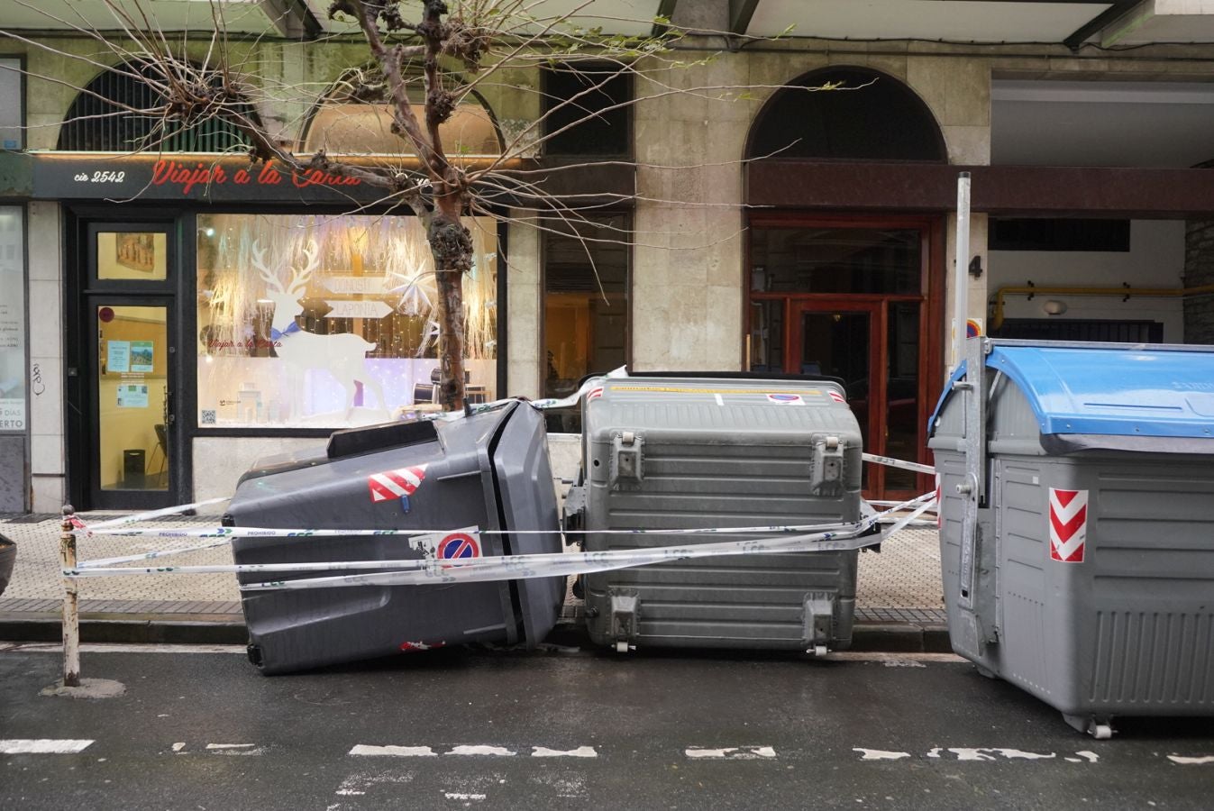 Contenedores caídos y desplazados en Donostia por el viento