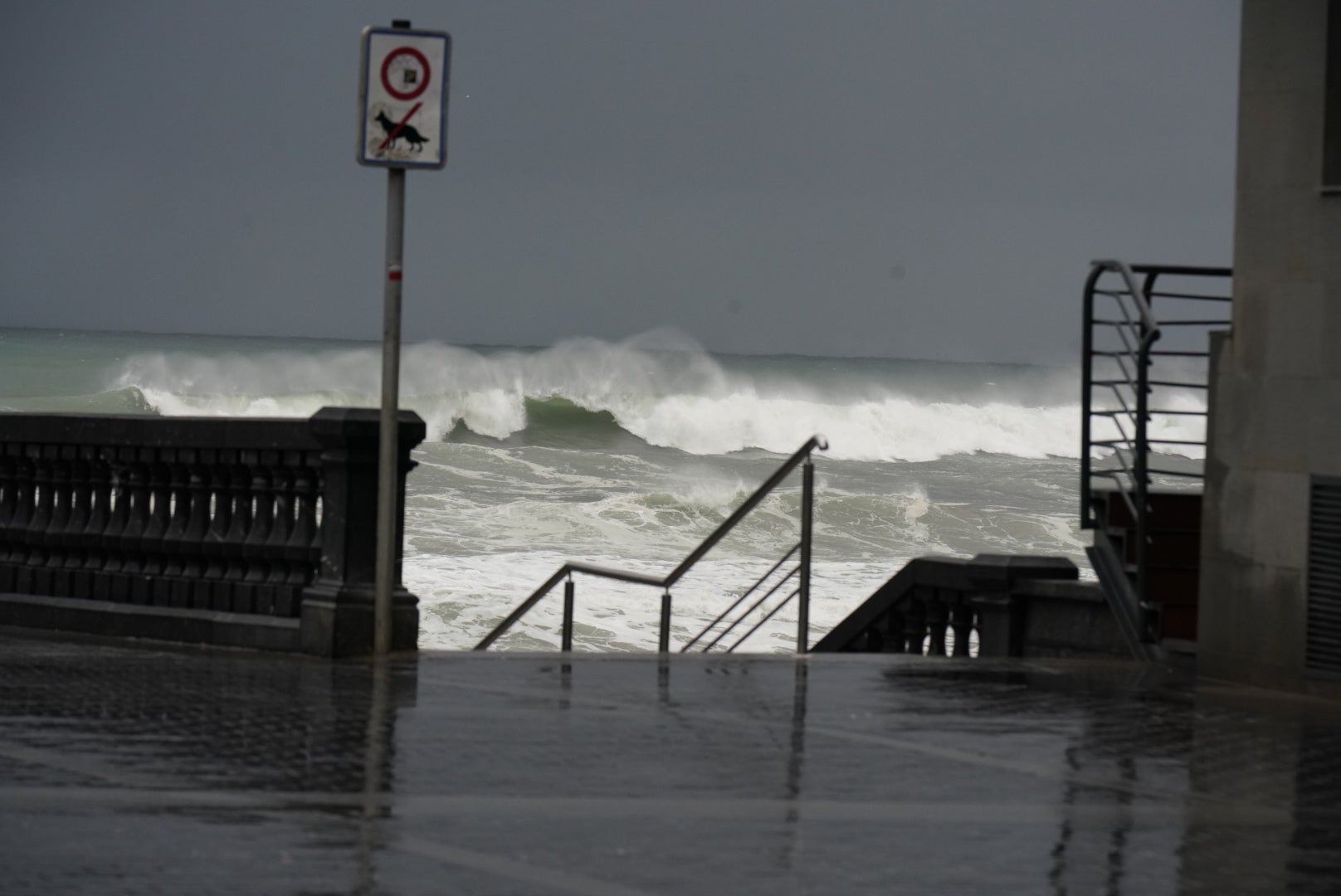 Oleaje desde el malecón de Zarautz