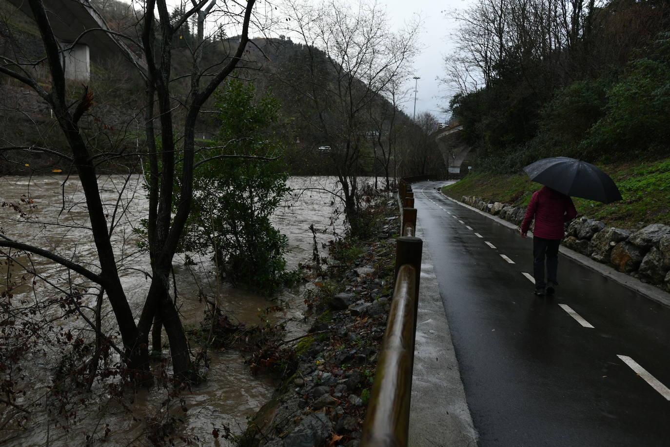 El río se desborda en el bidegorri que une Eibar y Elgoibar. 