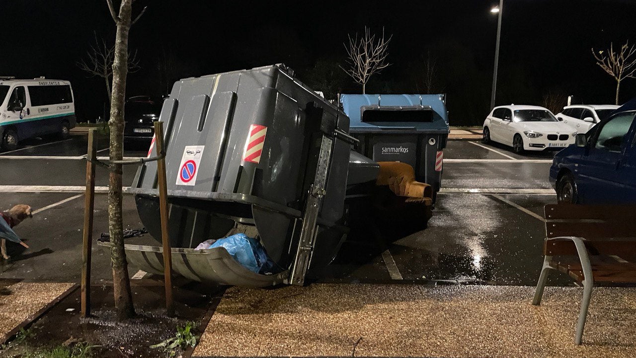 Contenedores caídos en el barrio de Txomin de Donostia. 