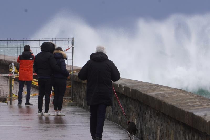 Oleaje desde el paseo Eduardo Chillida, con acceso cortado a El Peine del Viento