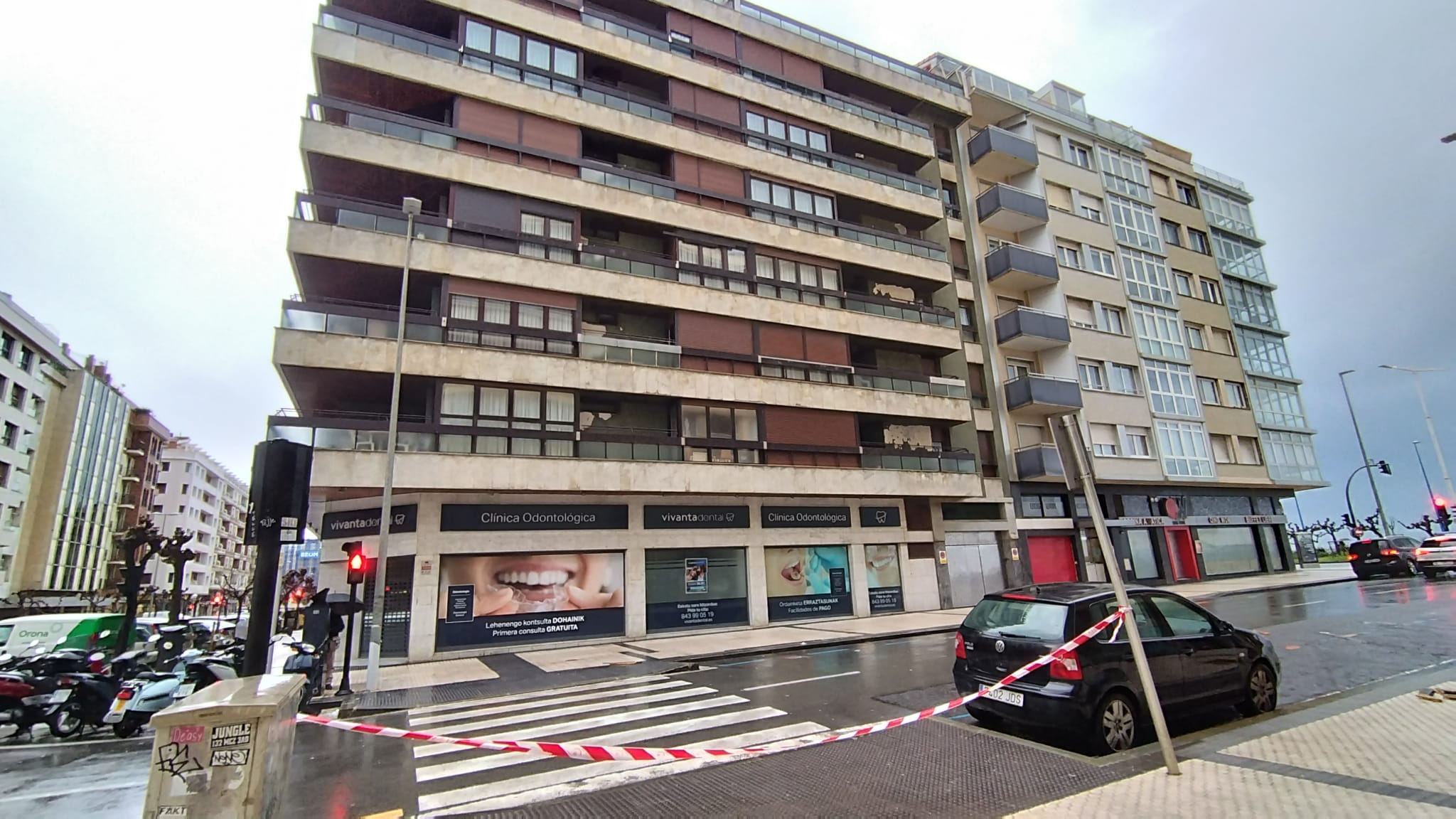 En Gros han cortado algunas aceras debido a la caída de pedazos de persiana. 