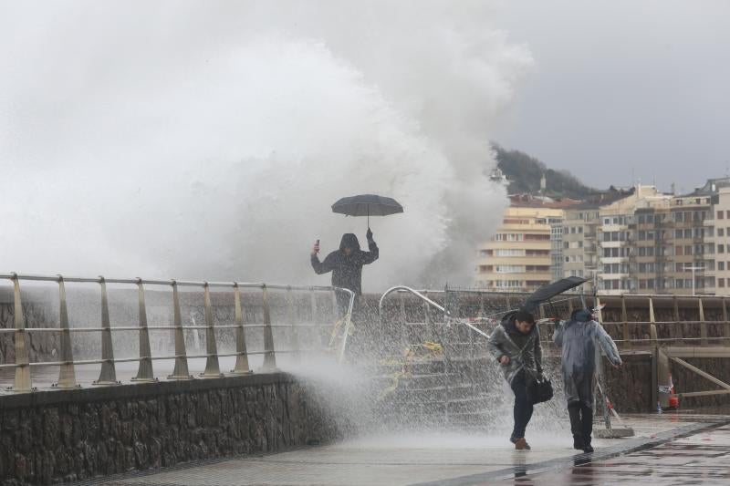 Una ola cala a varios jóvenes en el Paseo Nuevo