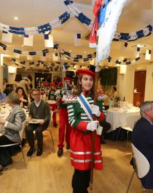 Imagen secundaria 2 - De izquierda a derecha, Arantxa Tapia, Beatriz Luengo, el Tambor de Oro de 2023 Javier García Cogorro, Iñigo Barrenechea, Eneko Goia, David Taberna, Cristina Garmendia, Maite Sabadell y Tristán Montegro. Carolina Moreno, madre de Irai, una niña a la que las terapias génicas dieron una segunda oportunidad. Los invitados al homenaje disfrutan del desfile de la tamborrada de Santo Tomas Lizeoa.