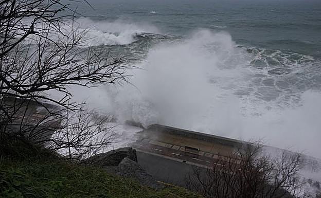 El temporal se recrudece con viento, olas y tormentas... y se acerca la nieve