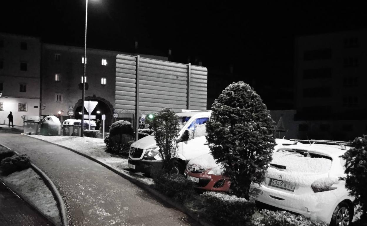 Vista de una calle de Elgeta tras comenzar a nevar copiosamente.