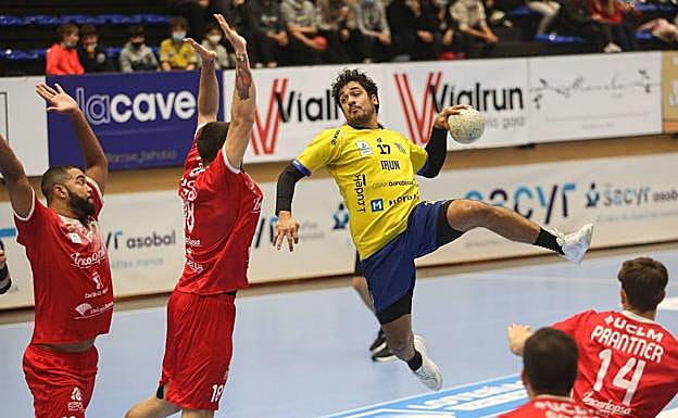 Rodrigo Salinas no suelta el lateral derecho del Bidasoa