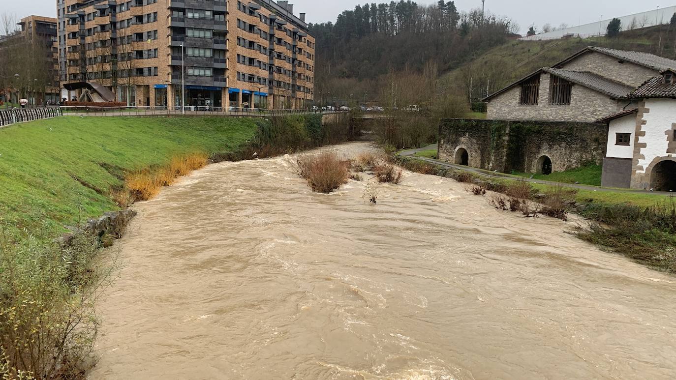 El río Oria, a punto de desbordarse en Beasain, a su paso por el Conjunto Histórico de Igartza