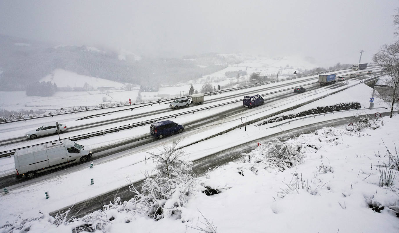 Fotos: Berastegi, bajo un manto de nieve