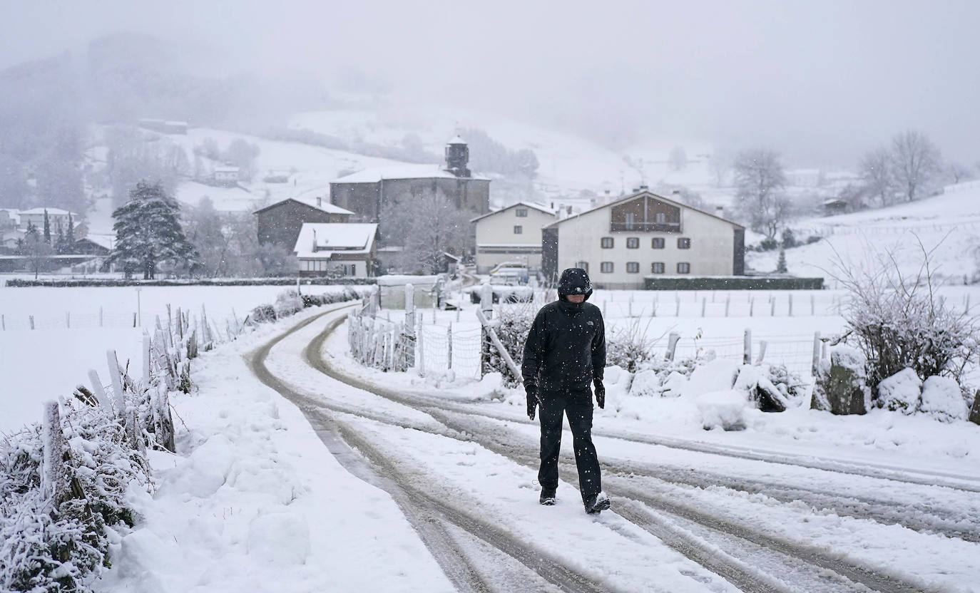 Fotos: Berastegi, bajo un manto de nieve