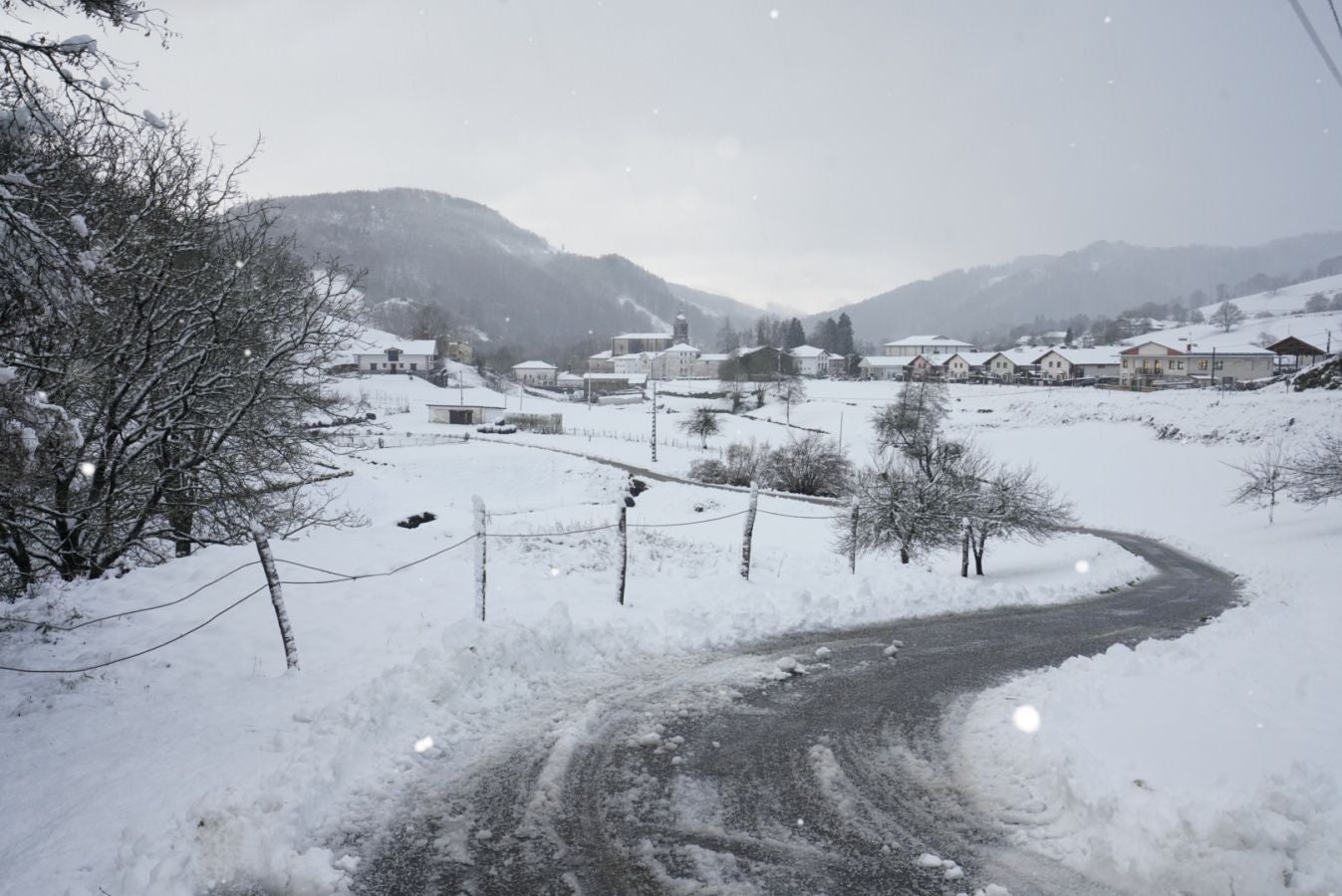 Fotos: Bidania se tiñe de blanco