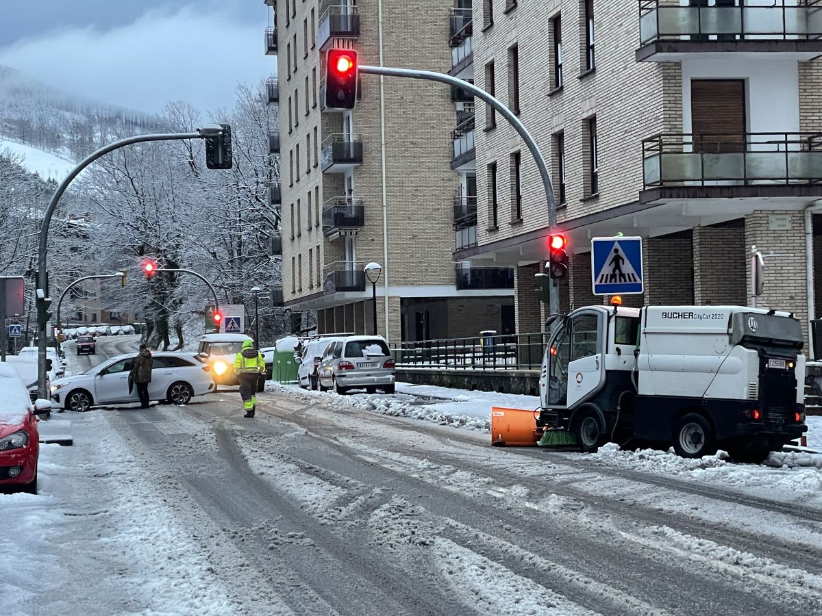 Fotos: Oñati amanece cubierta por un manto blanco