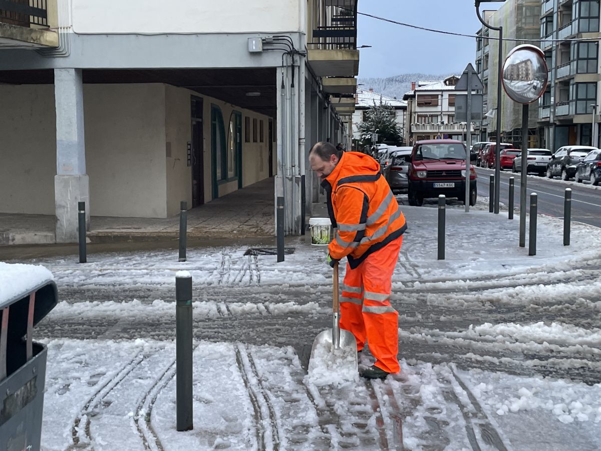 Un operario se ocupa de limpiar las calles en Oñati. 