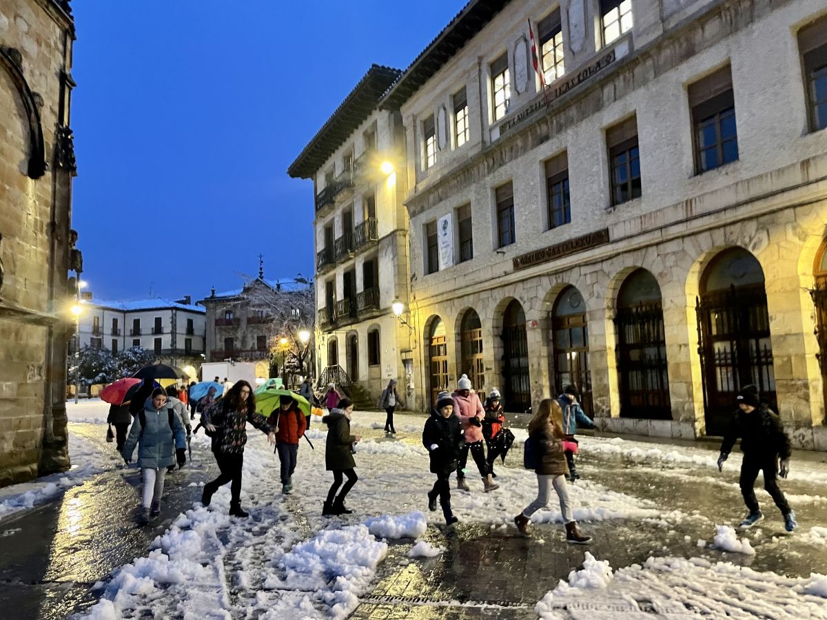 Fotos: Oñati amanece cubierta por un manto blanco