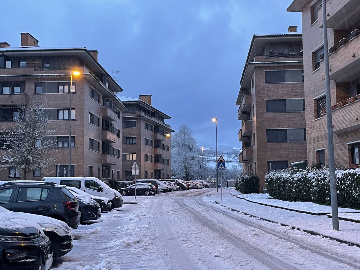 Fotos: Oñati amanece cubierta por un manto blanco