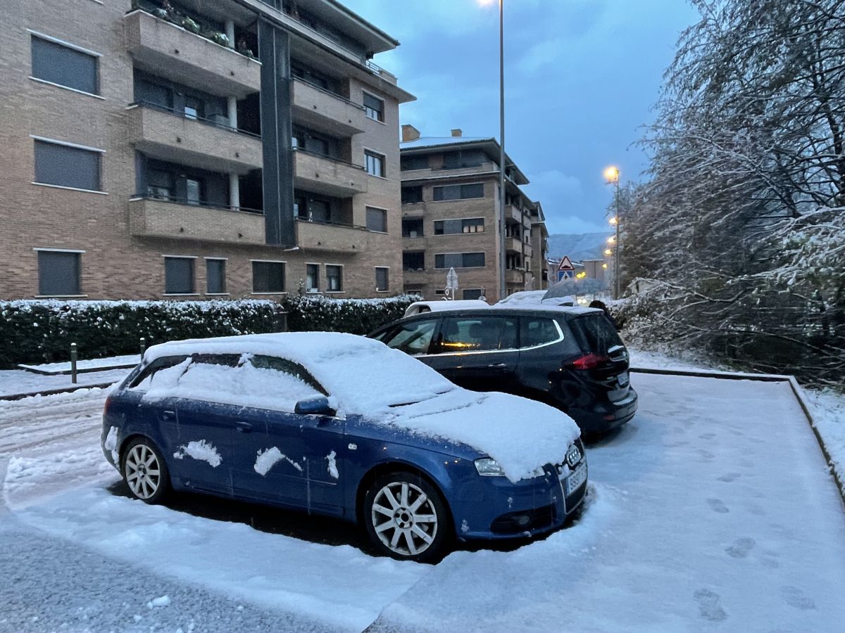 Fotos: Oñati amanece cubierta por un manto blanco