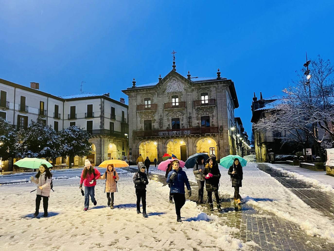 Los escolares de Oñati se divierten con la nieve en su camino a la ikastola. 