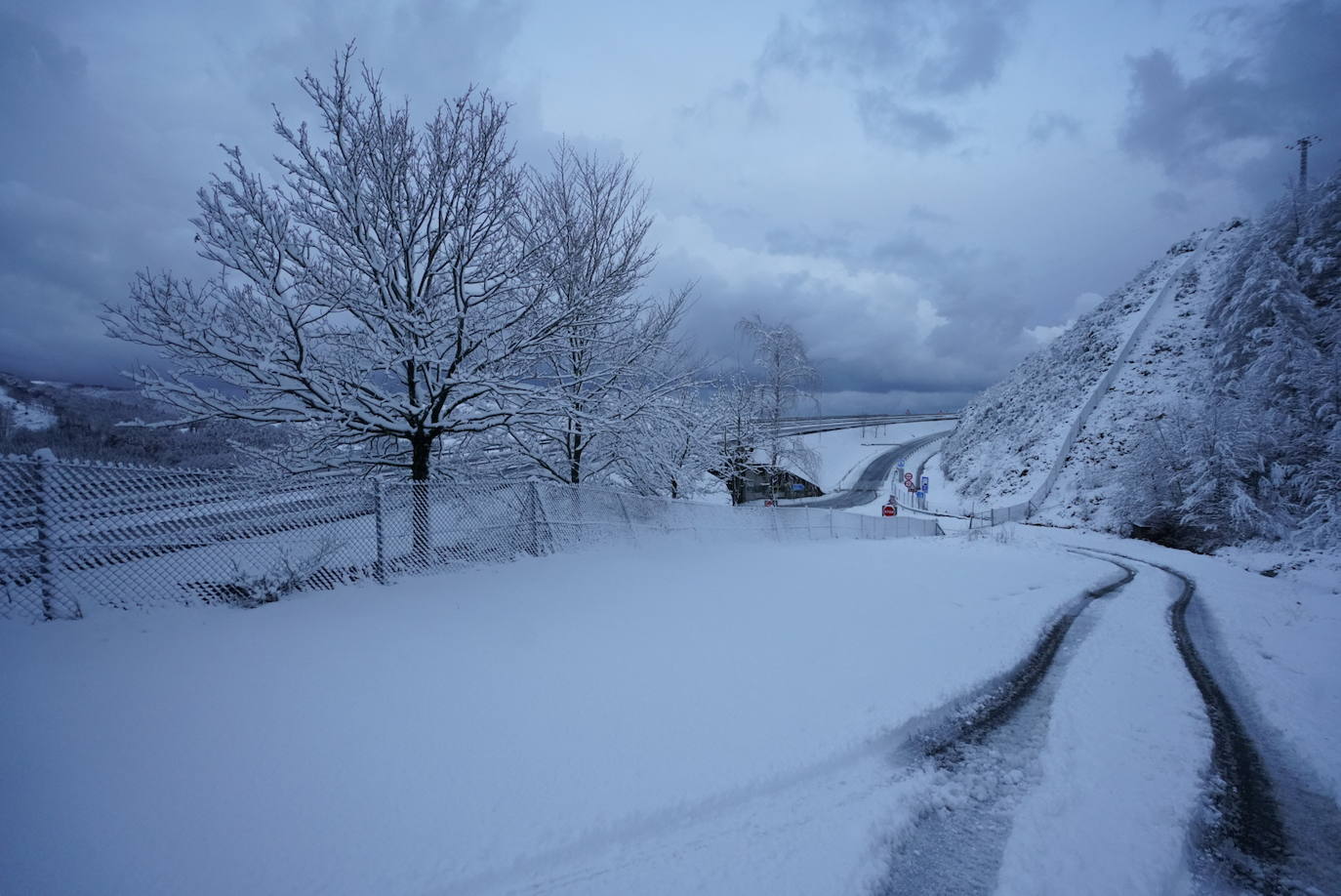 La autovía A-15, cubierta de nieve. 