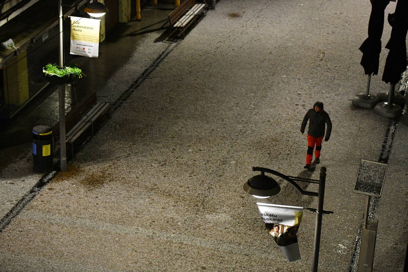 Una fuerte granizada ha dejado el suelo blanco en Eibar a primera hora de la mañana. 
