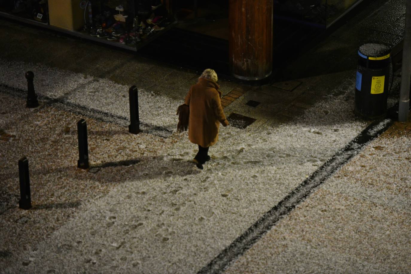 Una fuerte granizada ha dejado el suelo blanco en Eibar a primera hora de la mañana. 