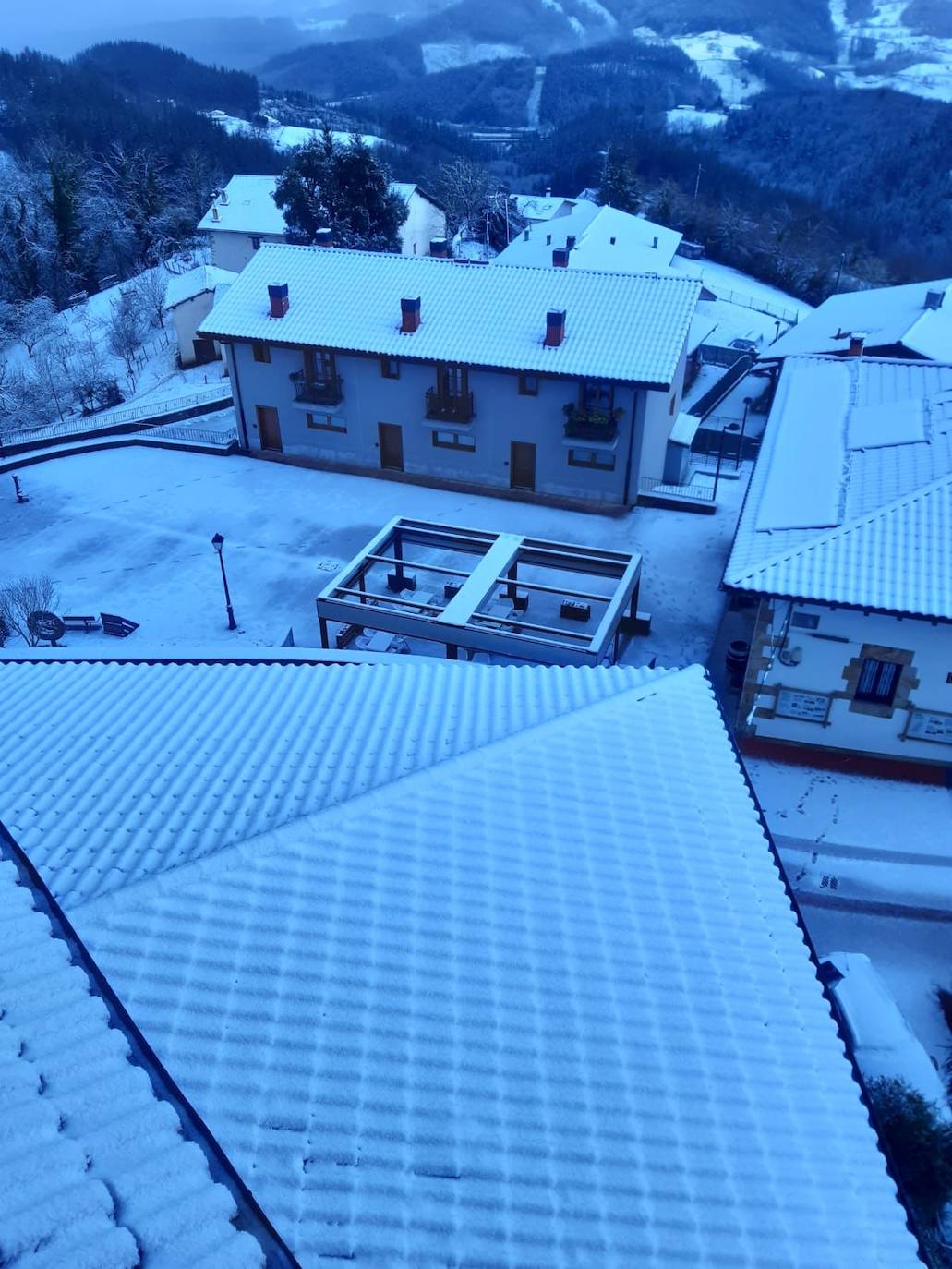 Tejados nevasdos en Itxaso