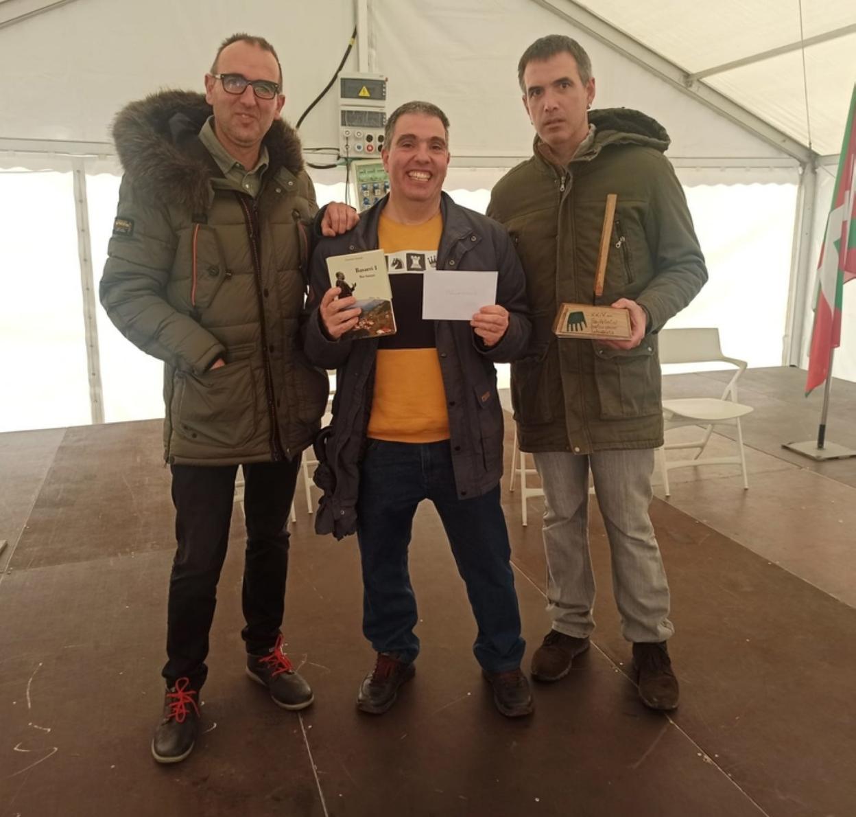 Legorburu, erdian, beste sarituekin batera. 