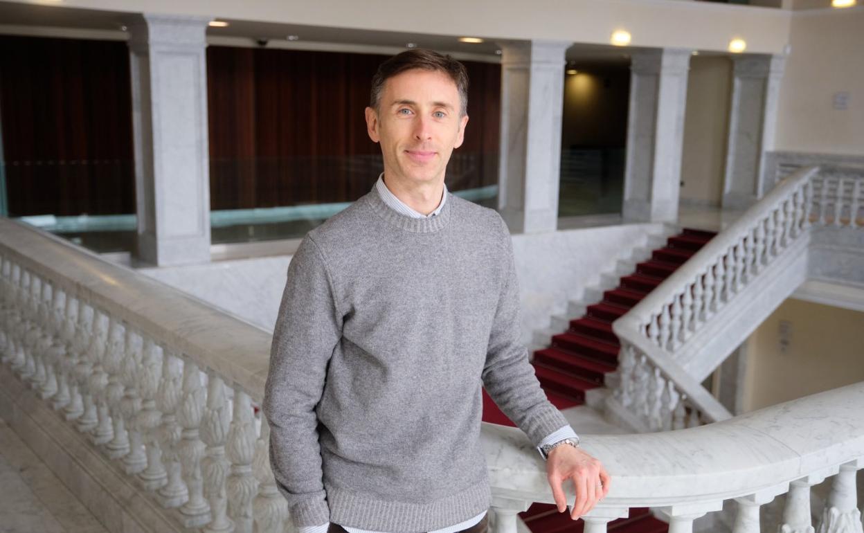 El bailarín pasaitarra Iker Murillo posaen el Victoria Eugenia, donde este sábado actuará por última vez junto a su marido Vitali Safronkine. 