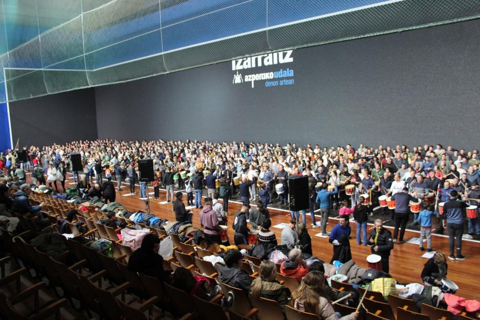El último ensayo fue multitudinario dejando claras las ganas que tienen los azpeitiarras para la Tamborrada. 