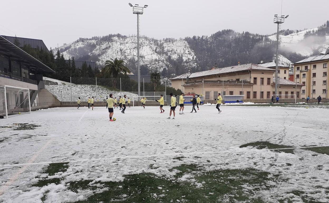 Los jugadores armeros se ejercitaron en el anexo de Ipurua con un poco de nieve